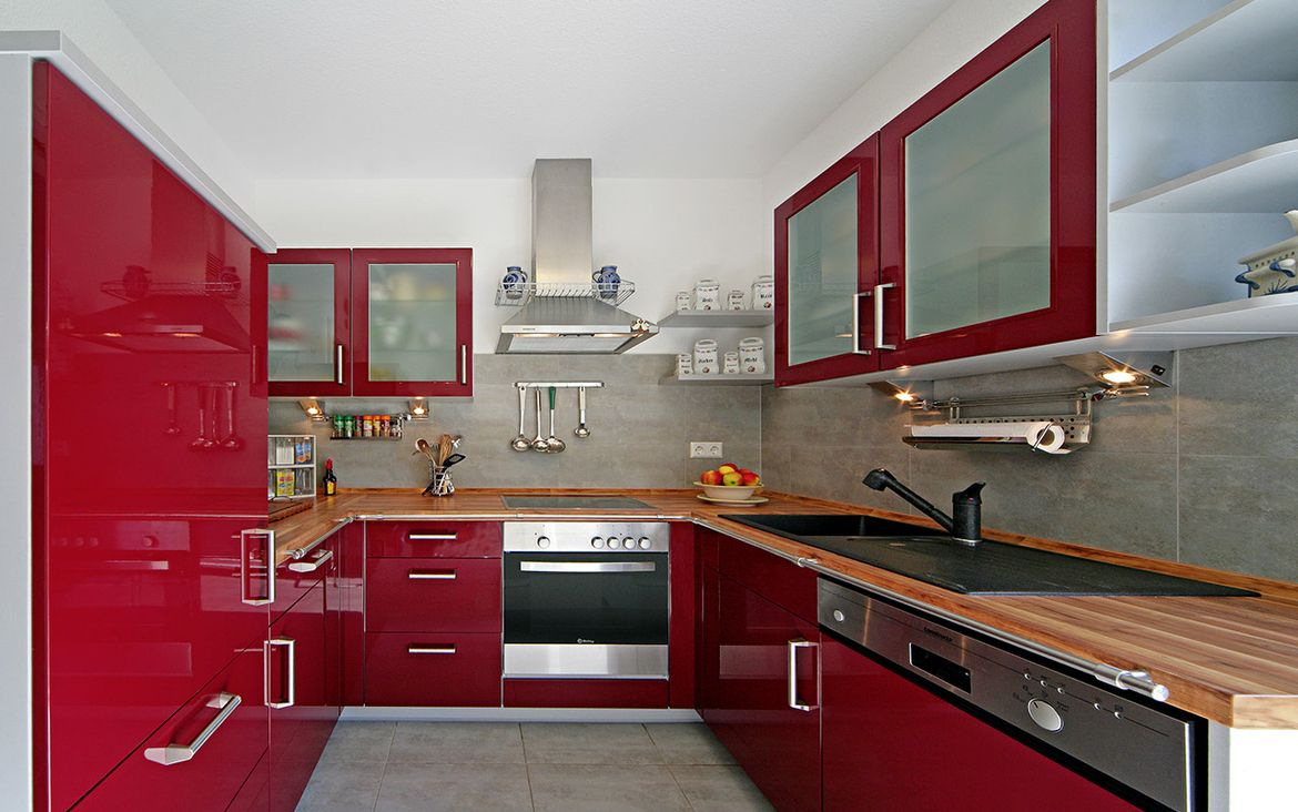Eine große rote Küche 