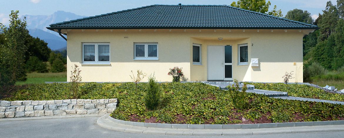 Ein gelber Bungalow von vorne