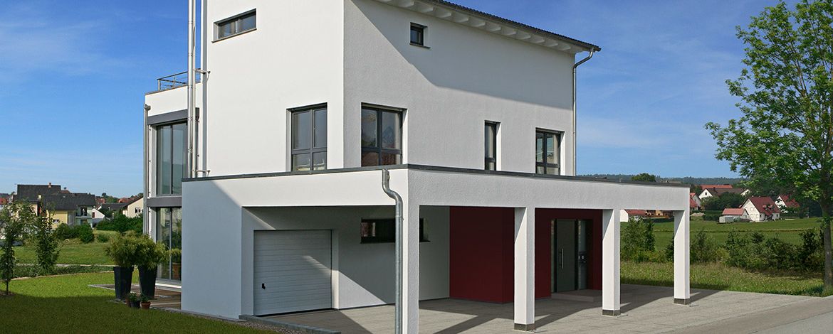 Ein Haus mit großem Carport