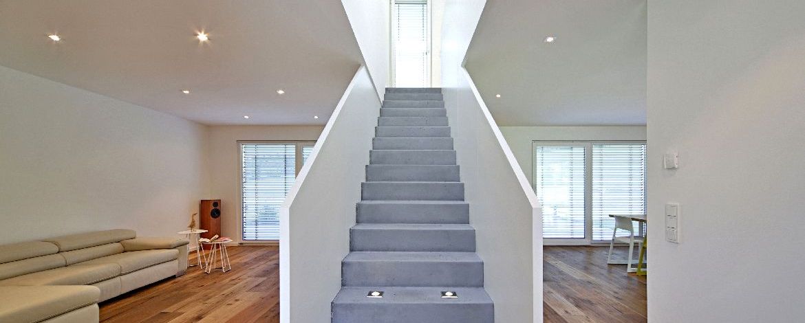 Ein Treppenaufgang in einem großen Haus