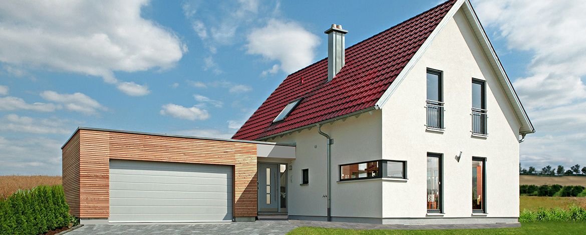 Ein Dreigiebelhaus mit Garage