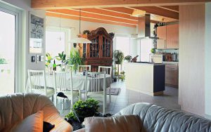 Ein Wohnzimmer mit Ledersesseln