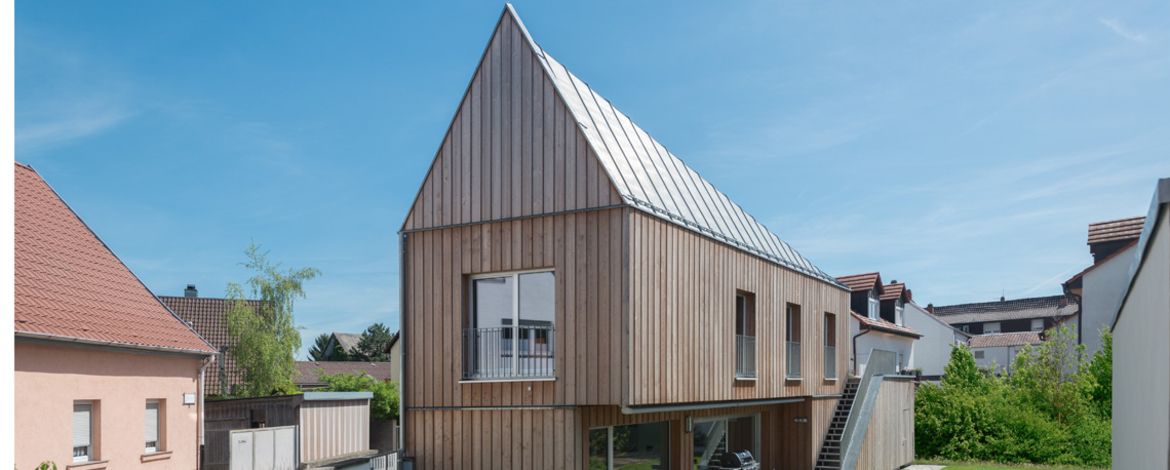 Ein schmales Holzhaus