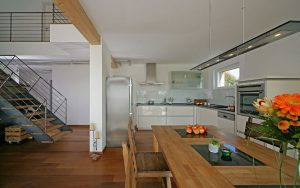 Eine Küche in einem Haus am See