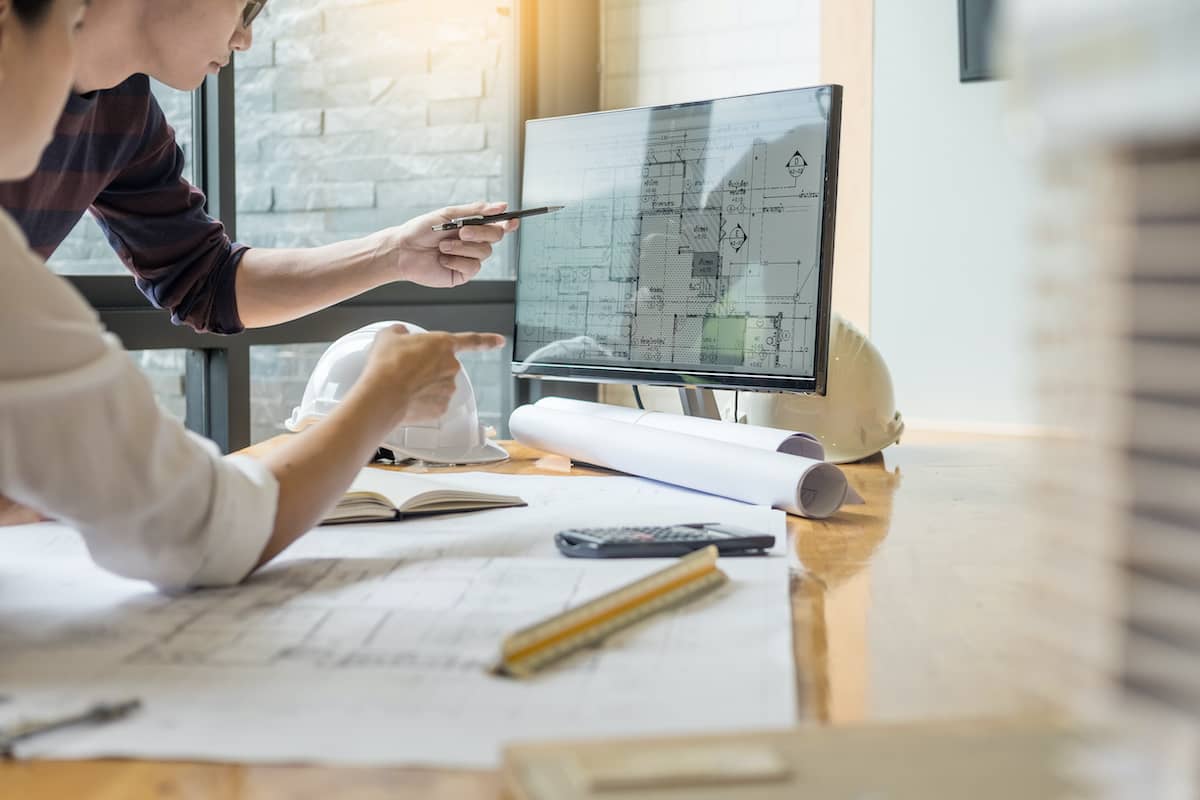 Zwei Architekten arbeiten an einem Grundriss